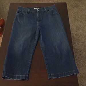 Levi’s 512 Perfectly Slimming Capri